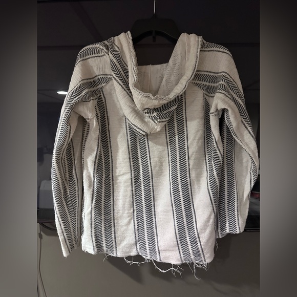 Beachy pullover - Picture 2 of 3